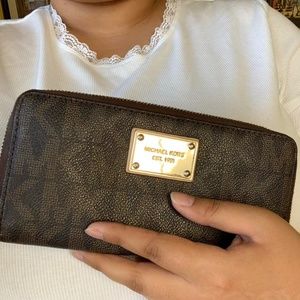 MICHAEL KORS MONOGRAMMED WALLET/CLUTCH